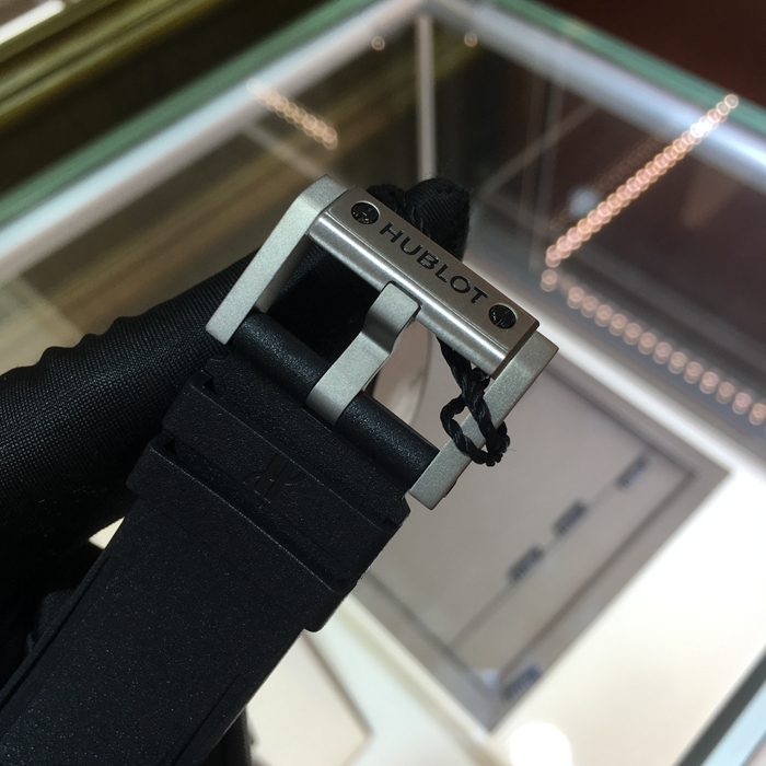 Hublot 宇舶 王者至尊系列，732.NX.1127.RX。48毫米表径，钛金属表壳，黑色面盘，5点位置日期显示，9点位置小秒针，计时功能自动上弦机械机械。专柜定价：153900元。 未使用品全套附件齐全。