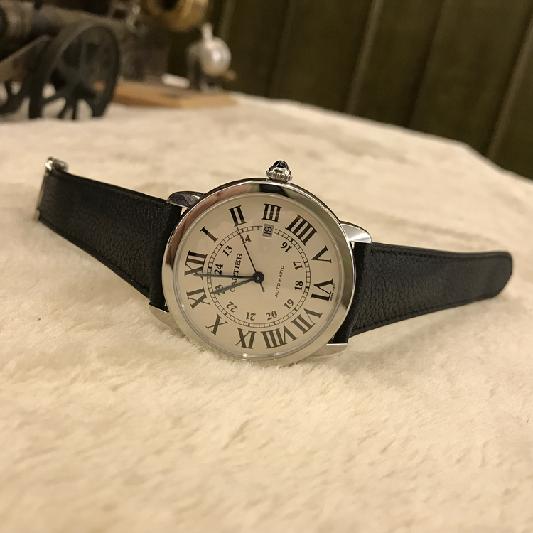 CARTIER 卡地亚 ROTONDE DE CARTIER系列，WSRN0022。42毫米表径，精钢表壳，镀银珠光表盘，剑形蓝钢指针，3点位置日期显示，自动上弦机械机芯。专柜定价：26000元。 单表附保卡。