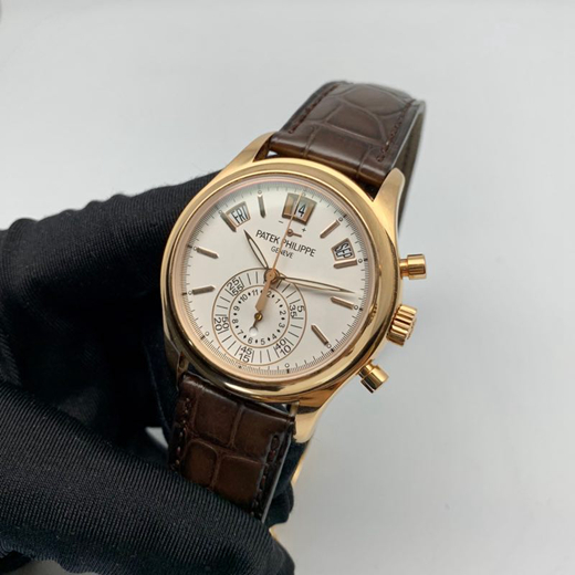 PATEK PHILIPPE 百达翡丽 复杂功能计时系列，5960R-011。40毫米表径，18K玫瑰金表壳。白色表盘，金质立体时标。2点、10点和12点位置分别设置了视窗式月份、星期和日期显示、计时功能。蓝宝石水晶玻璃表镜。自动上弦机械机芯，动力储备55小时。专柜定价：560300元。  全套附件齐全。