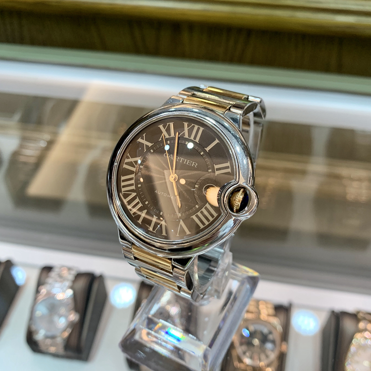Cartier 卡地亚 Ballon Bleu 蓝气球系列，W6920032。42毫米表径，精钢表壳，深棕色面盘，罗马数字时标，日期显示功能，Cal.049自动上弦机械机芯，动力储备42小时，专柜定价：74500元。 单表无附件。