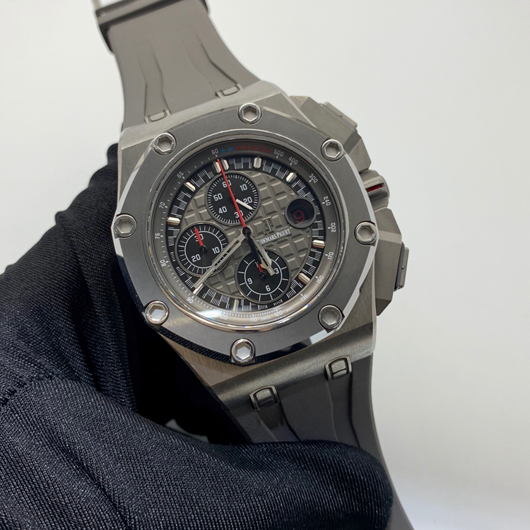 Audermars Piguet 爱彼 皇家橡树离岸型系列，26568IM.OO.A004CA.01。44毫米表径，深灰色表盘镌刻“Méga Tapisserie”超大格纹装饰，搭配黑色计时器、白金荧光立体时标和皇家橡树指针以及含测速仪刻度的深灰色内表圈。3点位置日期显示，计时功能，AP 3126/3840自动上弦机械机芯，动力储备55小时。专柜定价：341000元。 单表无附件。