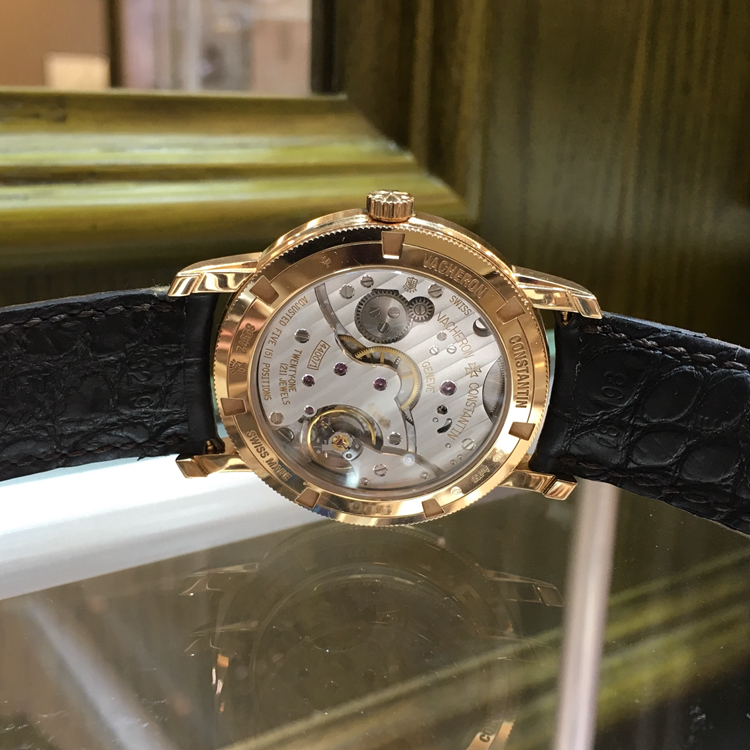 Vacheron Constantin 江诗丹顿 传承系列，82572/000R-9604。38毫米表径，18K玫瑰金原钻表壳，白色面盘，手动上弦机械机芯，专柜定价：207000元。 全套附件齐全。