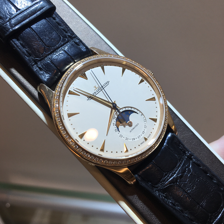 Jaeger-LeCoultre 积家 master 大师系列，1362501。39毫米表径，18K玫瑰金表壳，镶嵌80颗钻石，约0.57克拉， 蛋壳黄面盘，镀金时标，6点位置月相、日期显示，自产925/1自动上弦机械机芯，动力储备43小时，专柜定价：169000元。 全套附件齐全。