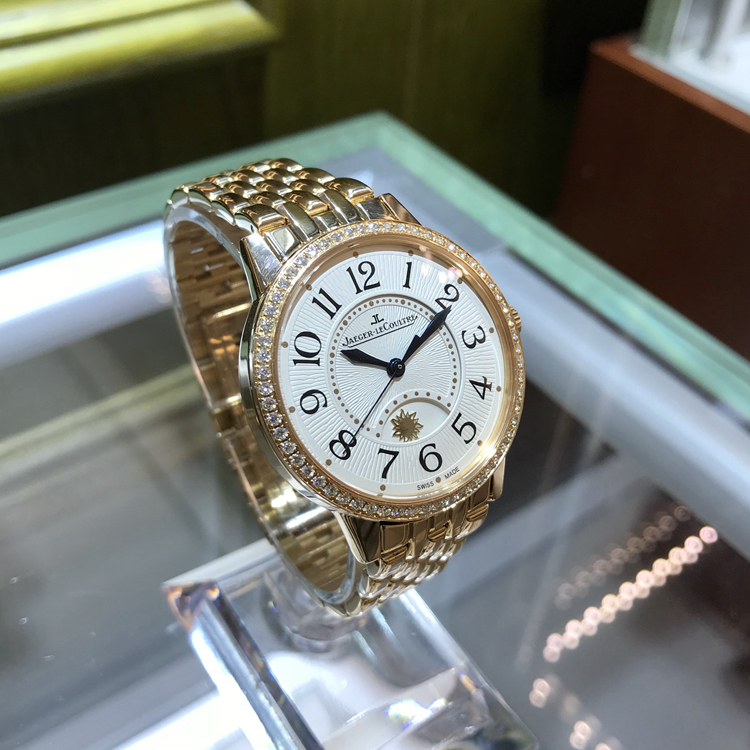 Jaeger-LeCoultre 积家 约会系列，3442120。34毫米表径，18K玫瑰金原钻表壳，镶嵌60颗钻石，约0.69 克拉，银色扭索饰纹面盘，花形指针，898A/1自动上弦机械机芯，动力储备38小时。专柜定价：263000元。 全套附件齐全。