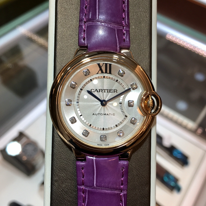 Cartier 卡地亚 Ballon Bleu 蓝气球系列，WE902028。36.6毫米表径，18K玫瑰金表壳，镀银珠光扭索雕纹面盘，镶钻时标，自动上弦机械机芯。专柜定价：118000元。 单表无附件。