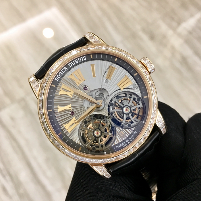 RogerDubuis 罗杰杜彼 Hommage 致敬系列，RDDBHO0570。45毫米表径，18K玫瑰金表壳镶钻，银灰色面盘，罗马数字时标，双陀飞轮装置。手动上弦机械机芯，动力储备50小时。专柜定价：4865000元。 全套附件齐全。