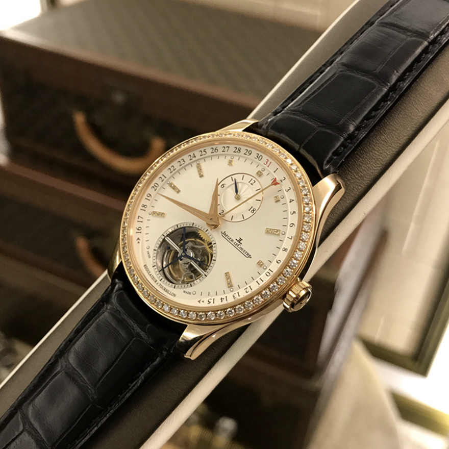 Jaeger-LeCoultre 积家 master 大师系列，1562401。41.5毫米表径，18K玫瑰金表壳镶嵌钻石， 银色放射状拉丝面盘，钻石时标，配备第二时区显示、24小时制参考时间显示和瞬跳指针，6点位置为陀飞轮装置，自产Cal.978B自动上弦机械机芯，动力储备48小时。专柜定价：679000元。 单表无附件。