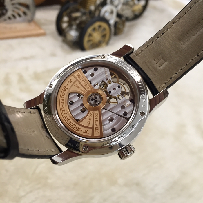Jaeger-LeCoultre 积家，41.5毫米表径，PT950铂金表壳，银白色面盘，6点位置陀飞轮装置，自动上弦机械机芯。 单表无附件。