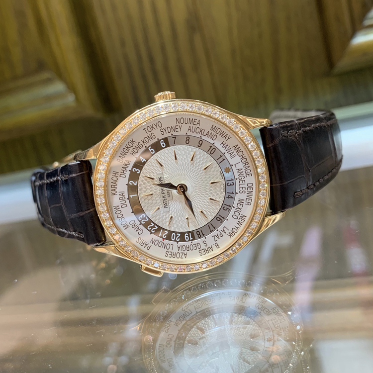 PATEK PHILIPPE 百达翡丽 复杂功能时计系列，7130R-011。36毫米表径，18K玫瑰金表壳，表圈镶嵌 62 颗钻石（~0.82 克拉），象牙白莹彩，手工雕饰纹处理面盘，金质立体时标，24个时区的24小时与昼/夜显示，240 HU自动上弦机械机芯，动力储备48小时，专柜定价：373500元。 单表无附件。