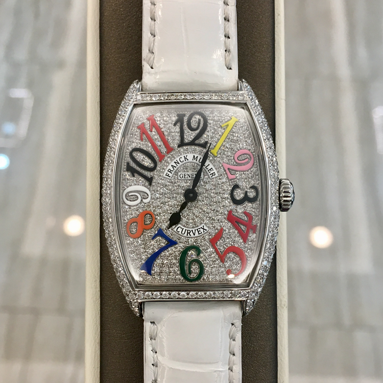 FRANCK MULLER 法兰克穆勒，FM2852。精钢后加钻满天星彩字面盘，43X32mm中号女表，采用国外最顶级的钻石及镶工，精准石英机芯。 未使用品全套附件齐全。