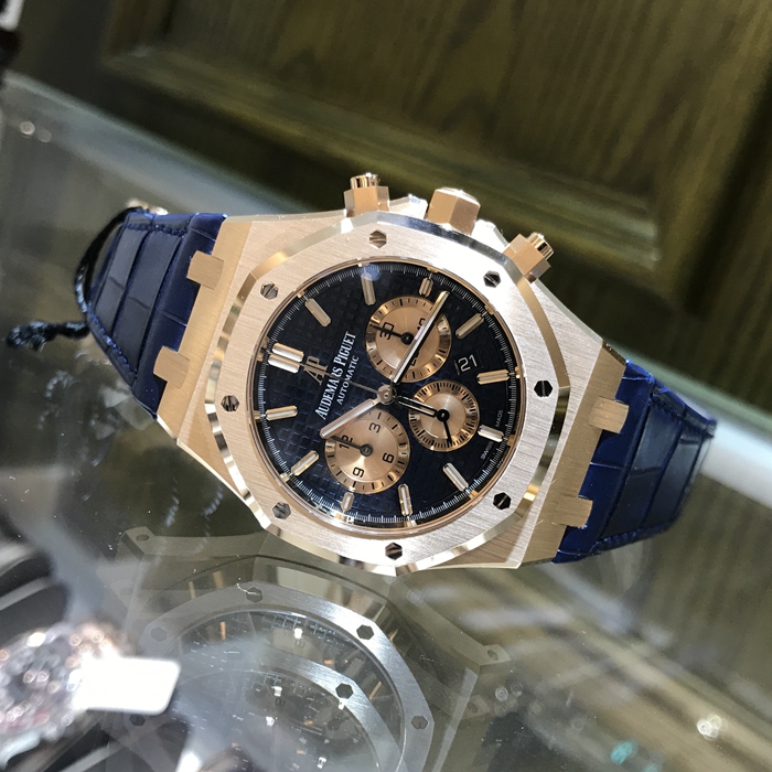 Audermars Piguet 爱彼 皇家橡树系列，26331OR.OO.D315CR.01。41毫米表径，18K玫瑰金表壳，蓝色面盘镌刻“Grande Tapisserie”大格纹装饰，玫瑰金色副表盘，搭配玫瑰金荧光立体时标和皇家橡树指针。日期显示、计时功能自动上弦机械机芯，动力储备40小时。专柜定价：287000元。 未使用品全套附件齐全。