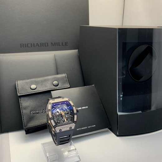 RICHARD MILLE 理查德米勒 男士系列，RM 055 NTPT。42.7 x 49.9 毫米表径，NTPT表壳带钻，镂空面盘，蓝宝石(1800 维氏硬度)镜面，两面经防眩处理，手动上弦机械机芯。  全套附件齐全。