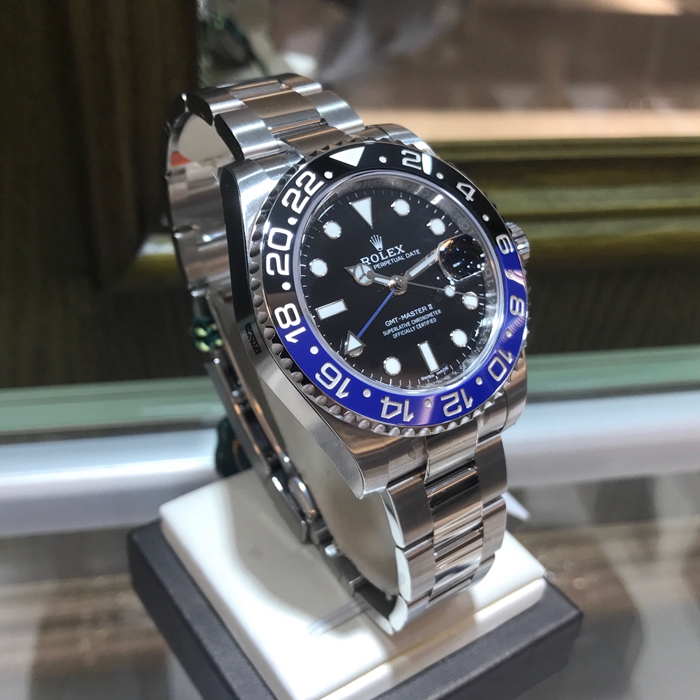 Rolex 劳力士 格林尼治型II系列，116710BLNR-78200。40毫米表径，精钢表壳，24小时渐进刻度双向旋转外圈；双色（蓝、黑）Cerachrom陶质字圈，镌有数字及刻度，黑色面盘，中央时、分及秒针；24小时显示；瞬时变更独立指针显示第二时区时间；瞬跳日历；秒针暂停功能以准确调校时间，自产3186自动上弦机械机芯，动力储备48小时。专柜定价：69300元。 未使用品全套附件齐全。