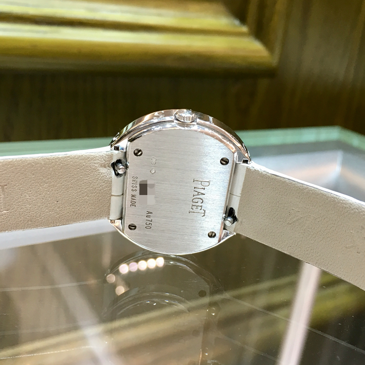 PIAGET 伯爵 POSSESSION 系列，G0A36187。29毫米表径，18k白金镶钻，旋转式表圈，镶衬37颗圆形美钻（约0.7克拉）白色面盘，罗马数字时标，Cal.157P精准石英机芯，专柜定价：107000元。 单表无附件。