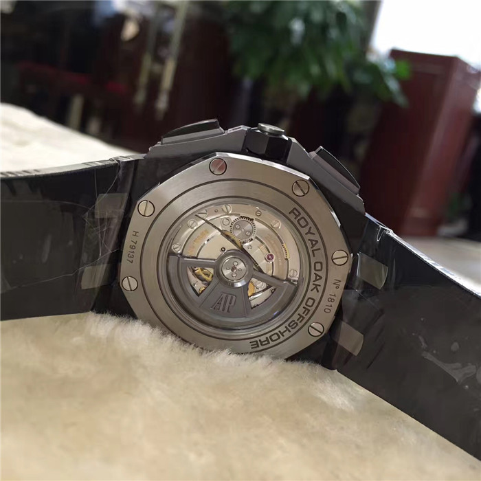 爱彼/皇家橡树离岸型，26400AU.OO.A002CA.01，Cal.3126/3840 自动上弦机械机芯，动力储备60小时。44毫米表径。黑色表盘镌刻“Méga Tapisserie”超大格纹装饰，搭配黑色计时器、白金荧光立体时标和皇家橡树指针及黑色内表圈。