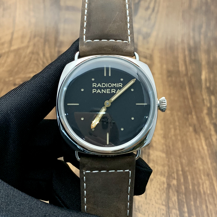 Panerai 沛纳海 RADIOMIR系列，PAM00425。47毫米表径，精钢表壳，特殊S.L.C.盘面，游艇标。Cal.P.3000手动上弦机械机芯，动力储备72小时，专柜定价：56500元。  单表无附件。