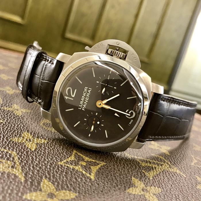Panerai 沛纳海 LUMINOR 1950系列，PAM 00306。限量150枚。47毫米表径，磨砂钛金属表壳，棕色表盘配夜光阿拉伯数字及小时标示。3点钟位置设24小时显示，9点钟位置设小秒盘和陀飞轮显示。Cal.P.2005 手动上弦机芯，中轴转动式陀飞轮装置，动力储备144小时。专柜定价：869600元。 单表无附件。