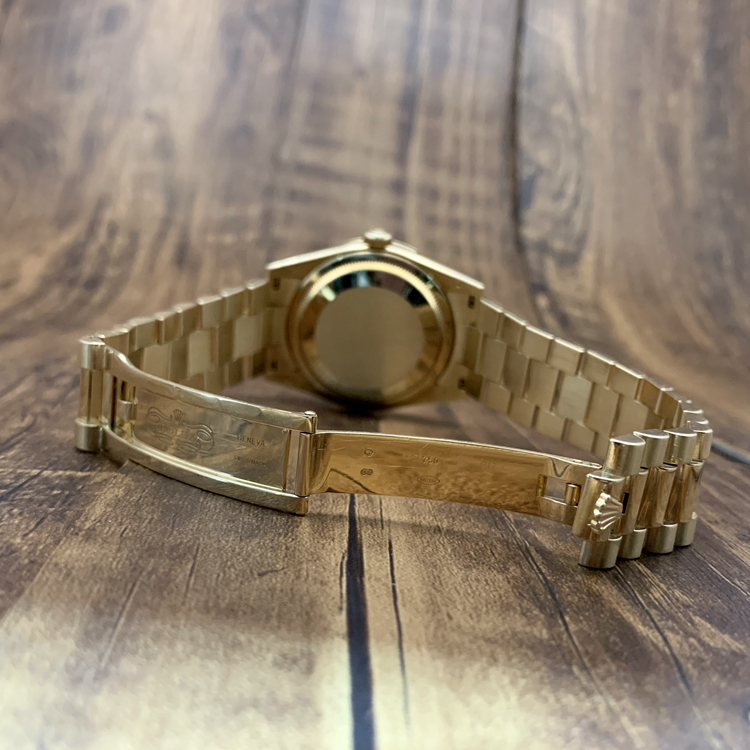 Rolex 劳力士 星期日历型系列，m118388-0030。36毫米表径，18K黄金原钻表壳，珍珠母贝密镶钻石面盘，罗马数字时标，中央时、分及秒针；快调瞬跳星期日历；3点位置为防反光凸透式放大日历窗，12点位置为星期显示，3155自动上弦机械机芯。 全套附件齐全。