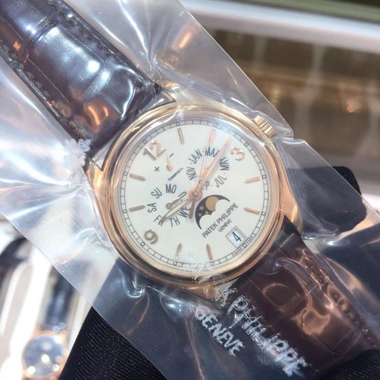 PATEK PHILIPPE 百达翡丽 复杂功能时计系列，5146R。39毫米表径，18K玫瑰金表壳，米黄色面盘，金质立体时标和字块，中心大秒针。年历功能，指针式星期和月份显示、动力储存显示，视窗式日期显示、月相显示。Cal.324 S IRM QA LU自动上弦机械机芯，动力储备45小时，专柜定价：303000元。 未使用品全套附件齐全。