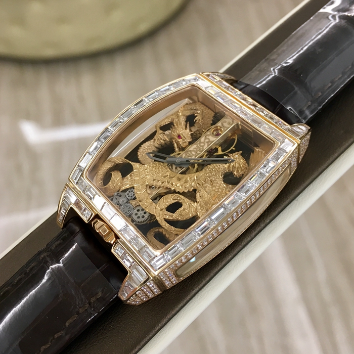 CORUM 昆仑 CORUM BRIDGE 昆仑桥系列，B113/02615。31x51毫米表径，18K玫瑰金表壳。全镂空酒桶型面盘，手动上弦机械机芯，动力储备40小时。 单表无附件。
