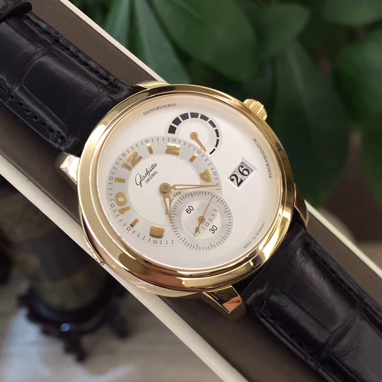 Glashutte 格拉苏蒂原创 PANO CLASSIC系列，90-03-31-31-04。18k黄金，42毫米表径，偏心针盘，小秒针，大日历及动力储备显示，将官底，背透双G 摆陀，独有双鹅颈德系自动上弦机械机芯。专柜定价：214000元。
