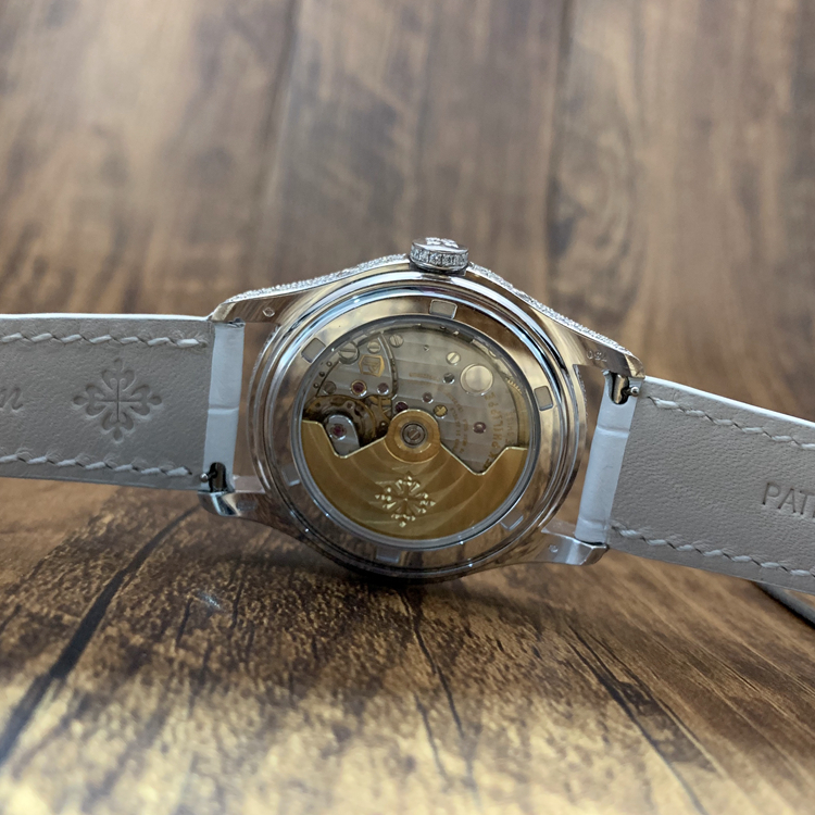 PATEK PHILIPPE 百达翡丽 复杂功能时计系列，4937G-001。37毫米表径，珍珠贝母面，宝玑式字块，3点位置为月份显示，6点位置为视窗式日期显示，9点位置为星期显示，月相显示功能，Cal.324 S QA LU自动上弦机械机芯，动力储备45小时，专柜定价：515000元。 单表无附件。?