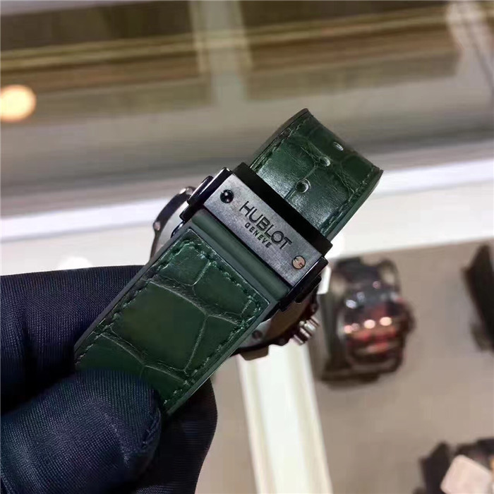 Hublot 宇舶 大爆炸系列，341.CV.5290.LR.1917，陶瓷外圈镶钻绿色盘面，橡胶表带，41毫米表径自动机械