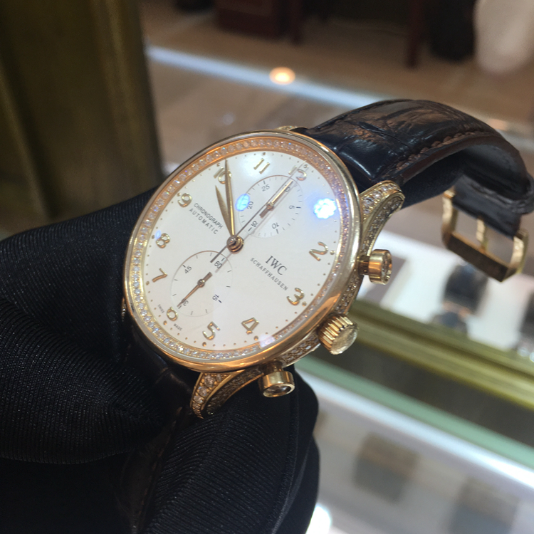 IWC 万国 葡萄牙系列，IW371478。40.9毫米表径，18K玫瑰金镶钻表壳，银灰色面盘，计时功能，自动上弦机械机芯，动力储备44小时。专柜定价：246000元。 单表无附件。
