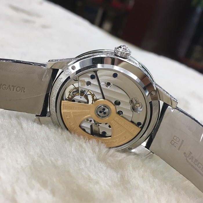 Jaeger-LeCoultre 积家 约会系列，3413403。39毫米表径，18K白金原镶钻，贝母面表盘，6点位置陀飞轮装置。自动上弦机械机芯，动力储备48小时。专柜定价：650000元。 全套附件齐全。
