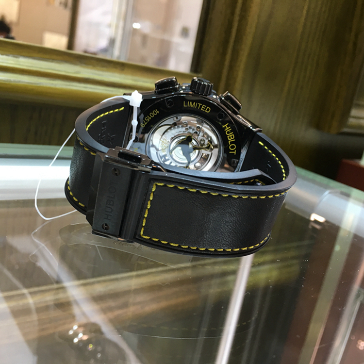 Hublot 宇舶 经典融合系列，525.CM.0179.VR.PEL14。45毫米表径，陶瓷表壳，黑色面盘，6点位置日期显示，计时功能，自动上弦机械机芯，动力储备42小时。专柜定价：126000元。 单表无附件。