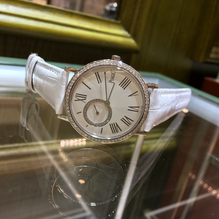 PIAGET 伯爵 ALTIPLANO系列，G0A36106。34毫米表径，18K白金表壳，镶衬72颗圆形美钻（约0.5克拉）。白色表盘镶衬一排28颗圆形美钻（约0.1克拉），设有小秒针计时盘。搭载伯爵制450P超薄手动上链机械机芯。备有小秒针。动力储备43小时。专柜定价：200900元。 全套附件齐全。