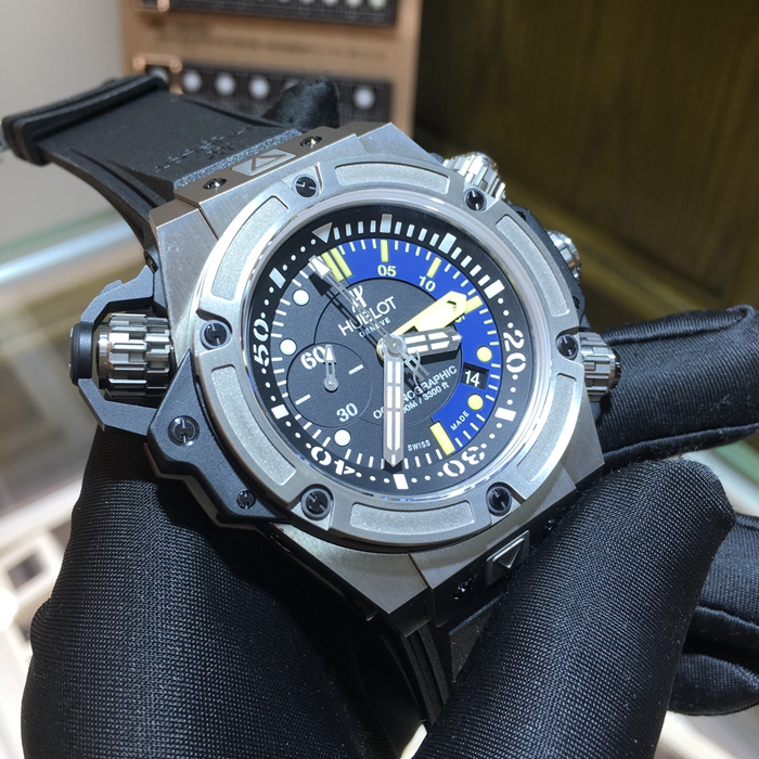 Hublot 宇舶 王者至尊系列，732.NX.1127.RX。48毫米表径，钛金属表壳，黑色面盘，5点位置日期显示，9点位置小秒针，计时功能自动上弦机械机械。专柜定价：153900元。 未使用品全套附件齐全。