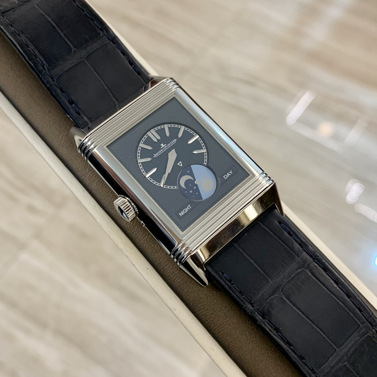 Jaeger-LeCoultre 积家 Reservo 翻转腕表系列，3958420。49.4 X 29.9 毫米表径，精钢方形表壳，银白/蓝色面盘，正面：太妃形指针，镀银粒纹面盘, 镶贴时标。背面：蓝色， 巴黎钉头饰纹扭索饰纹面盘, 镶贴时标，月相显示、双时区、日期显示功能，853A手动上弦机械机芯，动力储备42小时，专柜定价：98500元。 全套附件齐全。