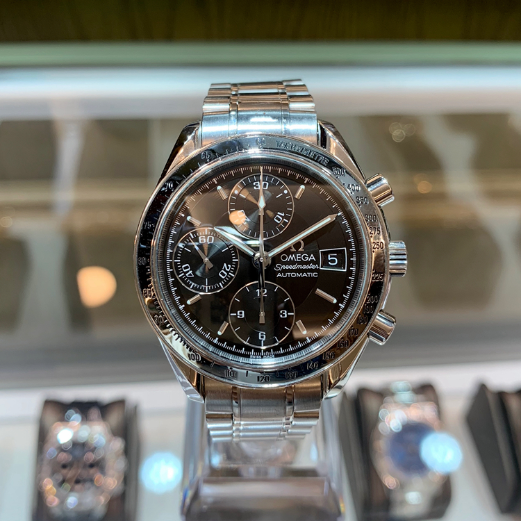 Omega 欧米茄 超霸系列，3513.50.00。39毫米表径，精钢表壳，黑色面盘，3点位置日期显示，计时功能，自动上弦机械机芯，动力储备44小时。 单表无附件。