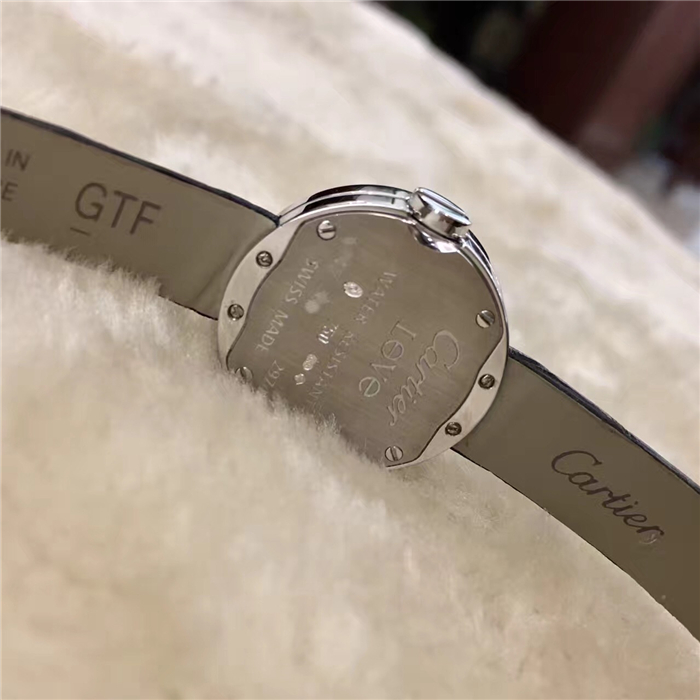 Cartier 卡地亚 LOVE 系列，WE800231，18K白金镶钻，3颗VVS大钻，代表缘三生。23毫米表径，18K白金底盘盖刻有LOVE字样。自产Cal.157石英机芯，专柜定价：62000元。