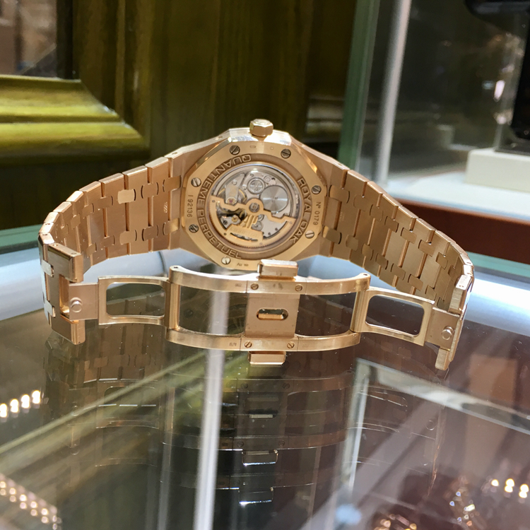 Audermars Piguet 爱彼 皇家橡树系列，26574OR.OO.1220OR.02。41毫米表径，18K玫瑰金表壳，蓝色面盘，镌刻“ Grande Tapisserie大格纹装饰图案， 荧光玫瑰金嵌入式时标和荧光皇家橡树指针，蓝色内表圈。搭配万年历、星期、日期、天文精确月相、月份、闰年、小时及分钟显示功能，自产5134自动上弦机械机芯，动力储备40小时，专柜定价：716000元。 单表无附件。