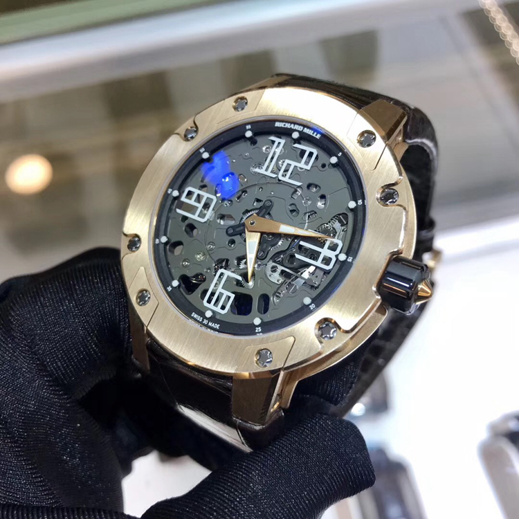 RICHARD MILLE 理查德米勒 男士系列，RM 033 RG。45.7毫米表径，18K玫瑰金表壳，采用碳纤维材质，小时刻度处填充有经过批准的荧光材料面盘，罗马数字时标，RM 033自动上弦机械机芯，动力储备4小时，专柜定价：808000元。 单表无附件。