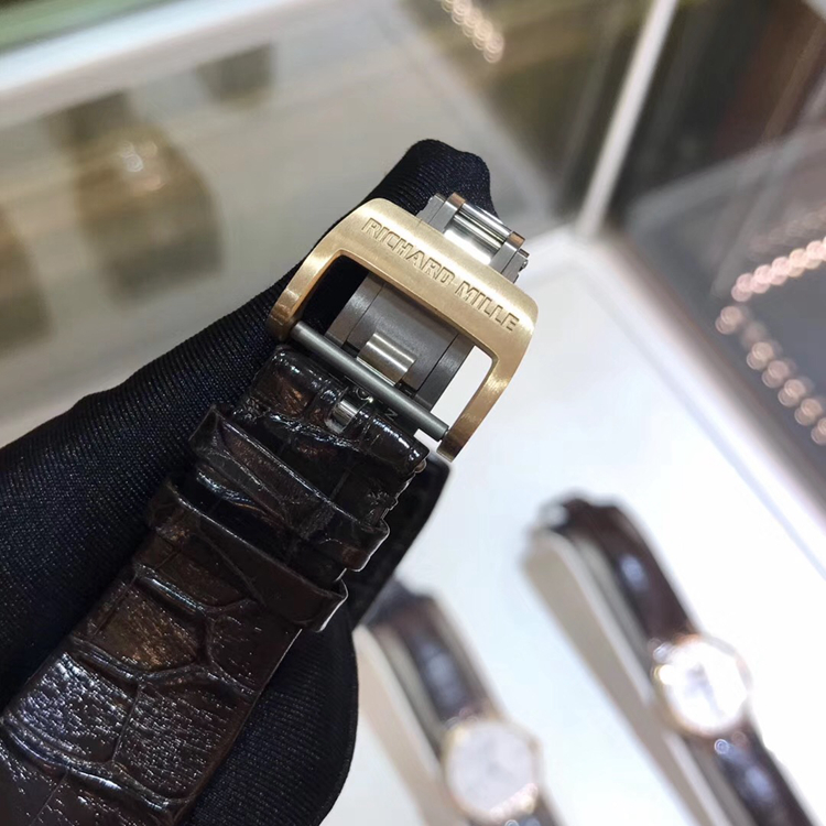 RICHARD MILLE 理查德米勒 男士系列，RM 033 RG。45.7毫米表径，18K玫瑰金表壳，采用碳纤维材质，小时刻度处填充有经过批准的荧光材料面盘，罗马数字时标，RM 033自动上弦机械机芯，动力储备4小时，专柜定价：808000元。 单表无附件。