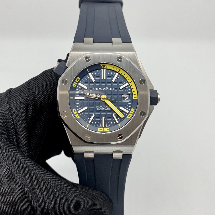 Audermars Piguet 爱彼 皇家橡树离岸型系列，15710ST.OO.A027CA.01。42毫米表径，精钢表壳，蓝色表盘镌刻“Méga Tapisserie”超大格纹装饰，搭配白金材质荧光立体时标和皇家橡树指针（黄色分针），蓝色旋转内表圈搭配潜水刻度和黄色15分钟刻度显示。3点位置日期显示，Cal.3120自动上弦机械机芯，动力储备41小时。专柜定价：148000元。 单表附保卡。