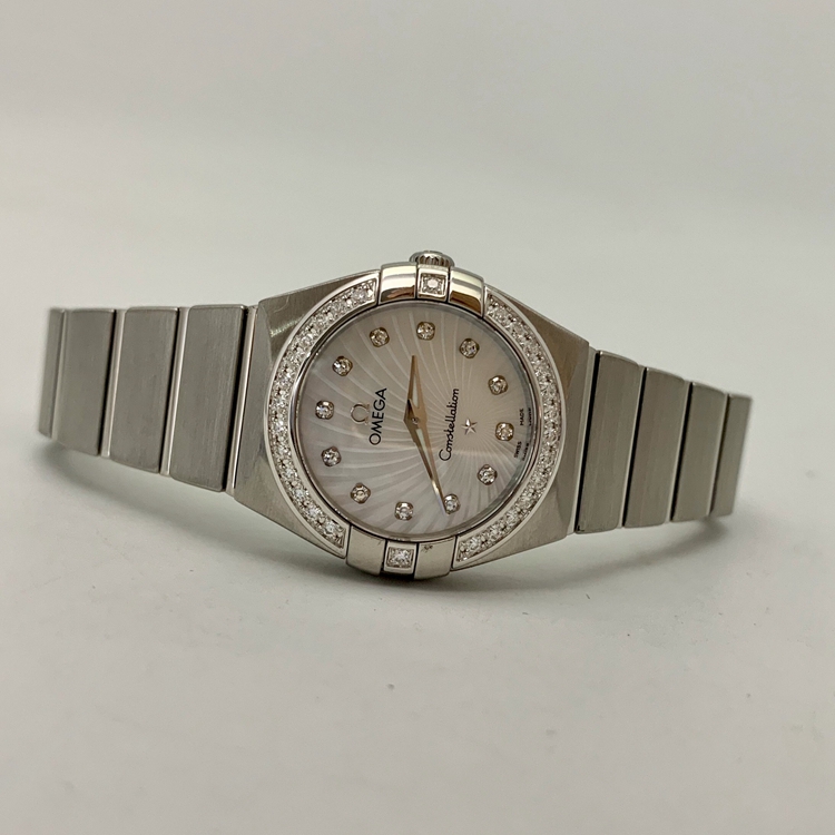Omega 欧米茄 星座系列，123.15.24.60.55.002。24毫米表径，精钢原钻表壳，珍珠母贝面盘，镶嵌12颗钻石时标，精准石英机芯。专柜定价：43000元。 单表无附件。