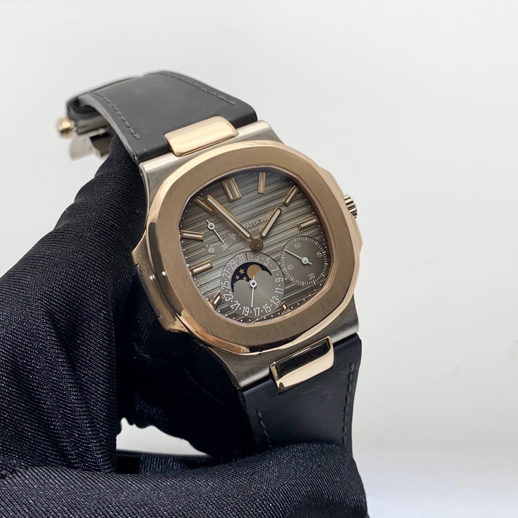 PATEK PHILIPPE 百达翡丽 NAUTILUS 运动系列，5712GR-001。40毫米表径，18K玫瑰金/18K白金表壳，10个18K玫瑰金棒式时标，18K玫瑰金棒式时针分针，白色涂漆18K黄金秒针、指针式日期显示、动力储备显示、月相显示功能，Cal.240 PS IRM C LU自动上弦机械机芯，动力储备48小时。专柜定价：339900元。 全套附件齐全。