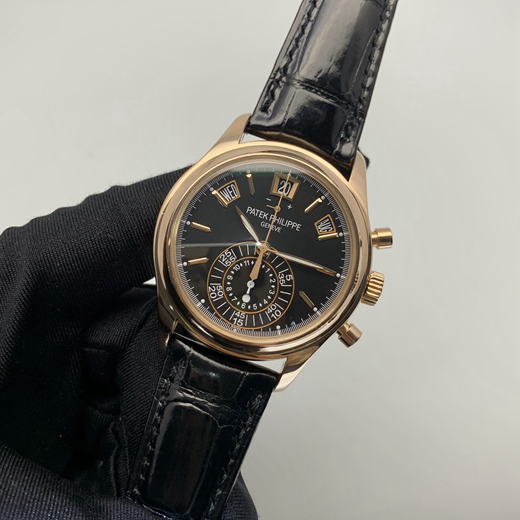 PATEK PHILIPPE 百达翡丽 复杂功能时计系列，5960R-010。40毫米表径，18K玫瑰金表壳。黑漆表盘，金质立体时标。2点、10点和12点位置分别设置了视窗式月份、星期和日期显示、计时功能。蓝宝石水晶玻璃表镜。自动上弦机械机芯，动力储备55小时。专柜定价：560300元。  单表无附件。