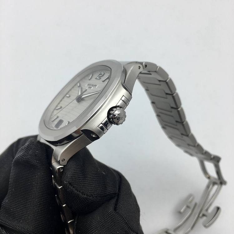 PATEK PHILIPPE 百达翡丽 NAUTILUS 运动系列，7118/1A-010。35.2毫米表径，精钢表壳，银白色表盘，覆荧光涂层的金质立体时标，6点位置日期显示，Cal.324 S C自动上弦机械机芯，动力储备45小时。专柜定价：181800元。 全套附件齐全。PATEK PHILIPPE 百达翡丽 NAUTILUS 运动系列，7118/1A-010。35.2毫米表径，精钢表壳，银白色表盘，覆荧光涂层的金质立体时标，6点位置日期显示，Cal.324 S C自动上弦机械机芯，动力储备45小时。专柜定价：181800元。 全套附件齐全。