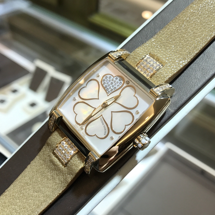 Ulysse Nardin 雅典 奇想系列，136-91/HEART V2。34x35毫米表径，18K玫瑰金表壳，贝母面盘金质心型装饰，自动上弦机械机芯。专柜定价：255000元。 未使用品全套附件齐全。
