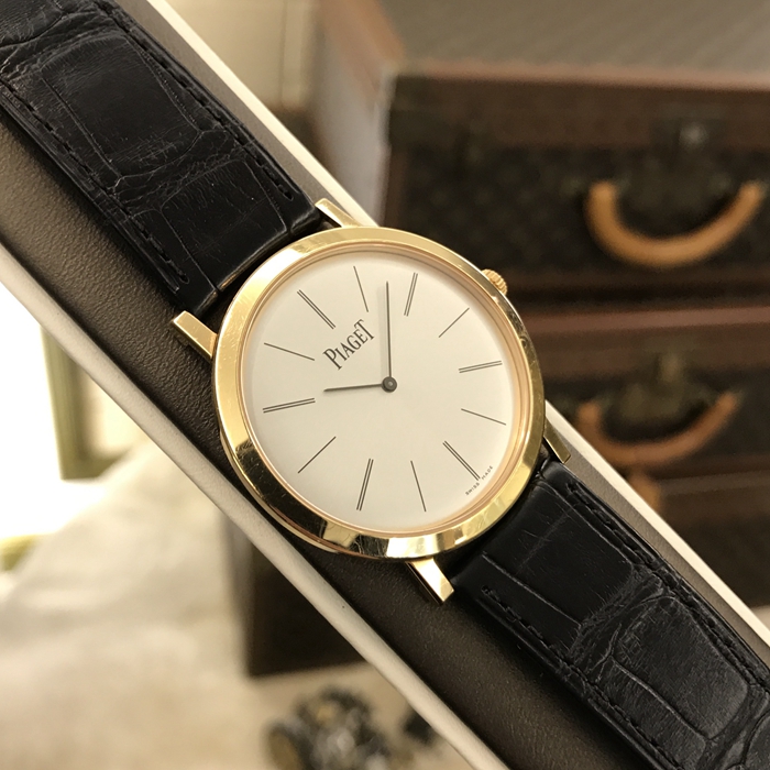 PIAGET 伯爵 ALTIPLANO系列，G0A29120。38毫米表径，18K黄金表壳，白色面盘，手动上弦机械机芯，动力储备43小时。专柜定价：113000元。 单表无附件。