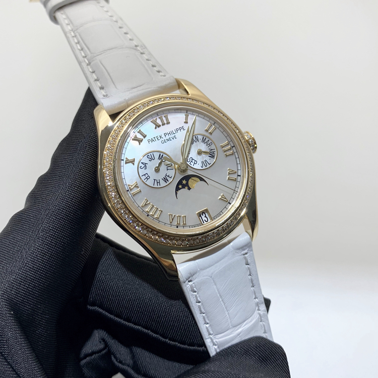 PATEK PHILIPPE 百达翡丽 复杂功能系列 ，4936J。37毫米表径，18K黄金，表壳镶嵌156颗钻石（约0.93克拉）。珍珠母贝表盘，金质罗马立体时标。年历，指针式星期和月份显示，视窗式日期显示，月相显示，中心大秒针。蓝宝石水晶透盖。CAL.324 S QA LU 自动上弦机械机芯，动力储备45小时。专柜定价：333100元。 单表无附件。