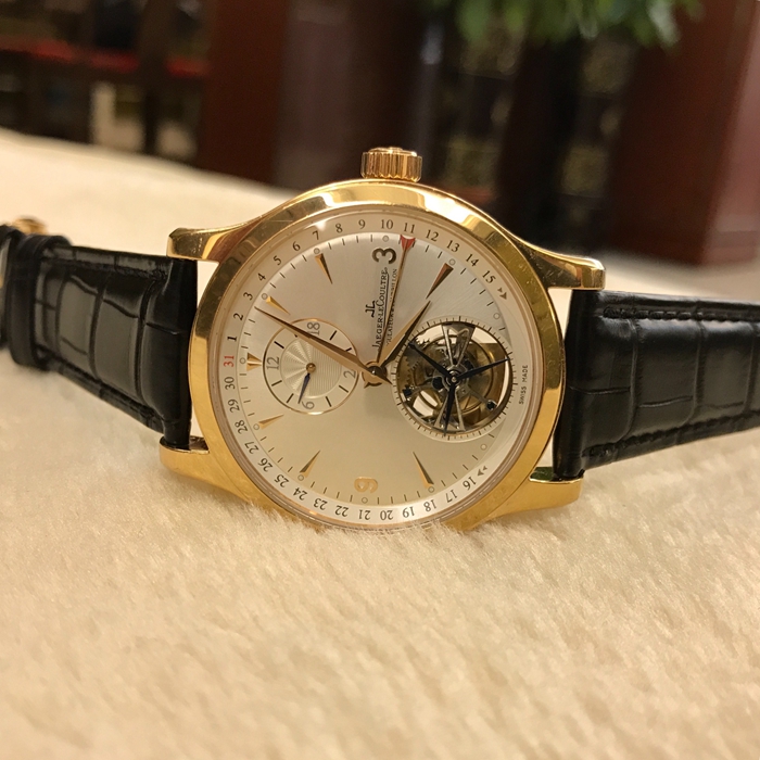 Jaeger-LeCoultre 积家 master 大师系列，Q1652420。41.5毫米表径。18K玫瑰金表壳。银灰色圆形面盘，3、9点位置为阿拉伯数字时标，6点位置陀飞轮装置，12点位置两地时小秒盘，日历显示则为环绕表盘外圈累进刻度显示。自动上弦机械机芯，动力储备48小时。专柜定价650000元。 单表无附件。