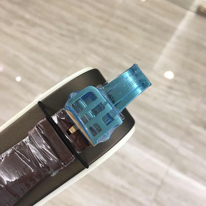 RogerDubuis 罗杰杜彼 Hommage 致敬系列，RDDBHO0563。45毫米表径，18K玫瑰金表壳，深灰圆形表盘，罗马数字时标，双陀飞轮装置。手动上弦机械机芯，动力储备50小时。专柜定价：2270000元。 全套附件齐全。