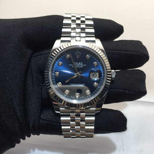 ROLEX 劳力士 日志型系列，126334。41毫米表径，904L不锈钢(蚝式钢)；三角坑纹外圈则以18ct白色黄金打造，深蓝色面盘，中央时、分及秒针；3点位置日期显示，自动上弦机械机芯，专柜定价：73000元。  单表附保卡。