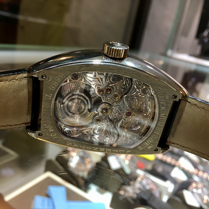 FRANCK MULLER 法兰克穆勒 GRAND COMPLICATIONS系列，8888 T。38.2x57.6毫米表径，18K白金表壳，黑色酒桶型面盘白字，6点位置镂空陀飞轮装置，FM3400背透手工雕花自动上弦机械机芯，动力储备192小时。 全套附件齐全。
